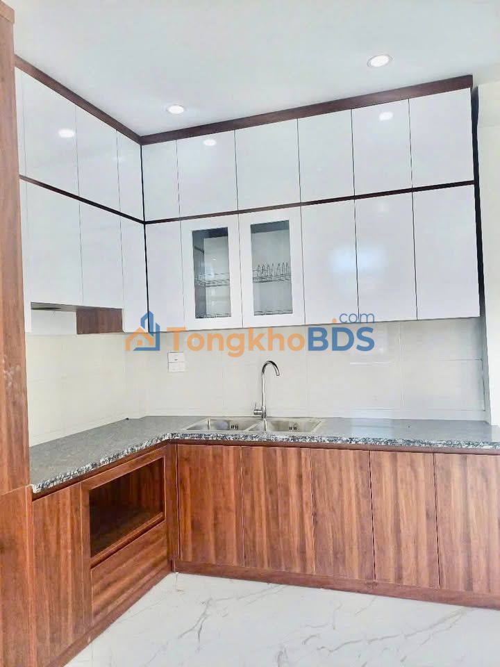 Nhà 5 tầng Bích Hòa 30m² ô tô đỗ cổng, sổ đỏ
