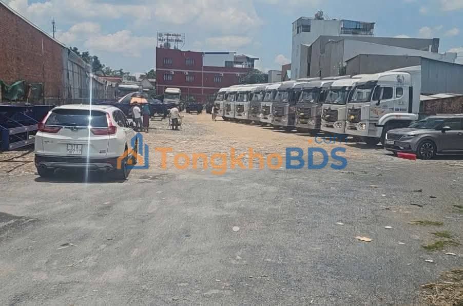 Bãi xe container DT743 Dĩ An 2.600m² - Container thoải