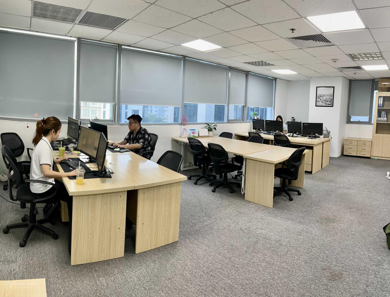 Chỗ ngồi cố định, full tiện ích tại phố Duy Tân, Cầu Giấy giá 2 triệu/tháng