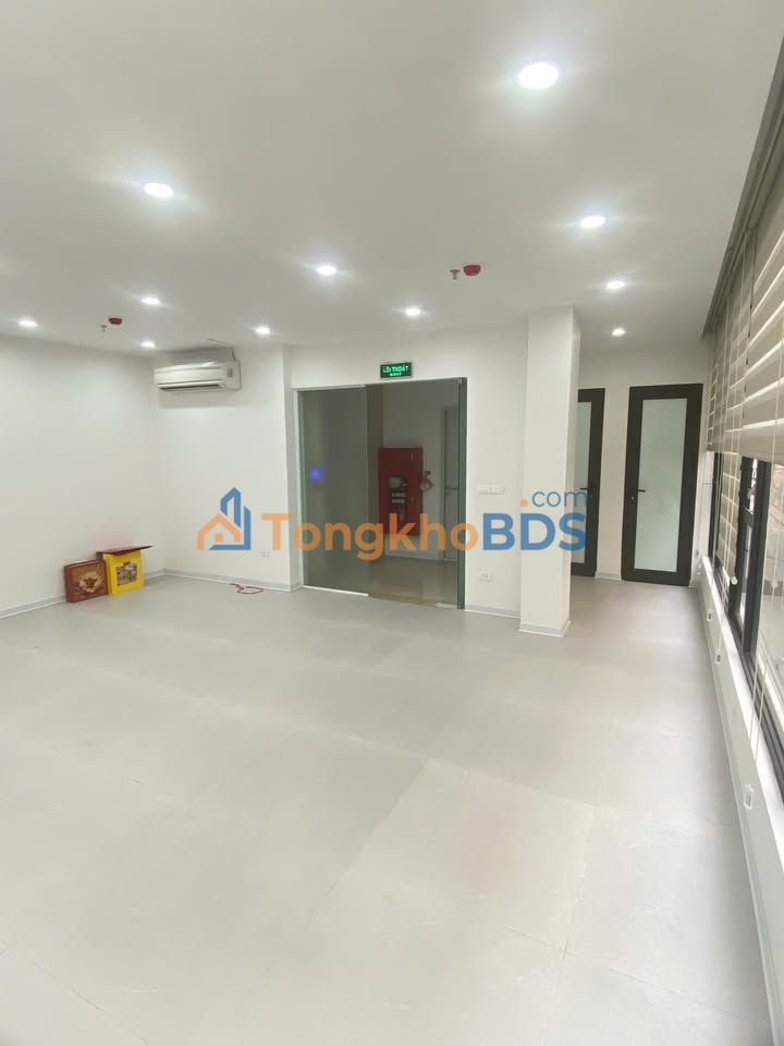 Văn phòng Hoàng Quốc Việt 60m² giá 11 triệu - Vị trí lô góc đắc địa