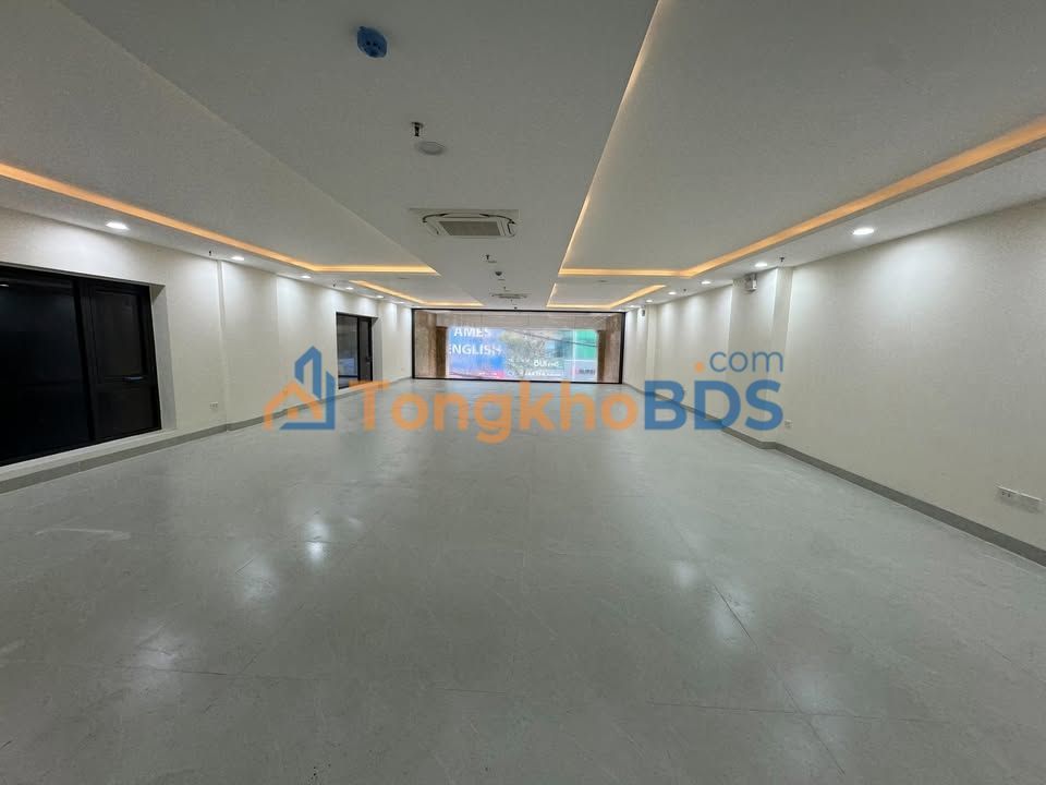 Văn phòng cho thuê Nguyễn Khánh Toàn 240m² - Vị trí trung tâm