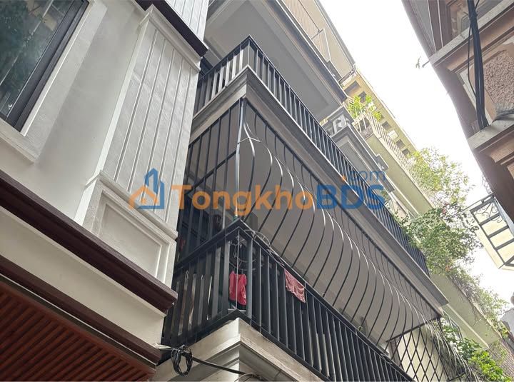 Nhà phân lô Hoàng Quốc Việt 67m² - Ô tô vào nhà