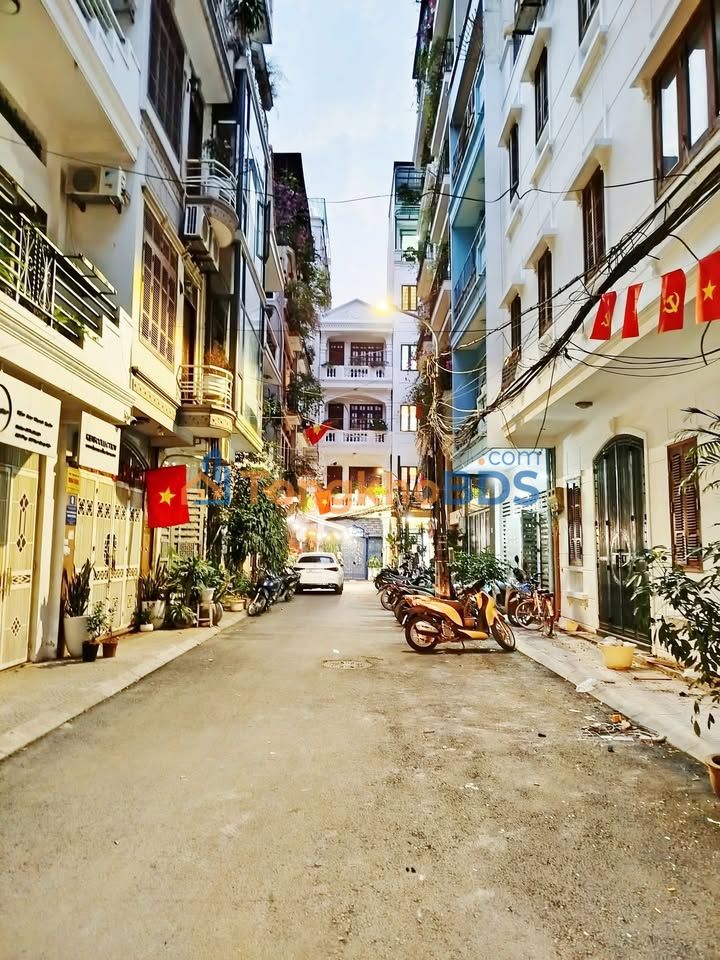 Nhà phố Hoàng Cầu 52m² - Vị trí vàng, ô tô tránh, kinh doanh tốt