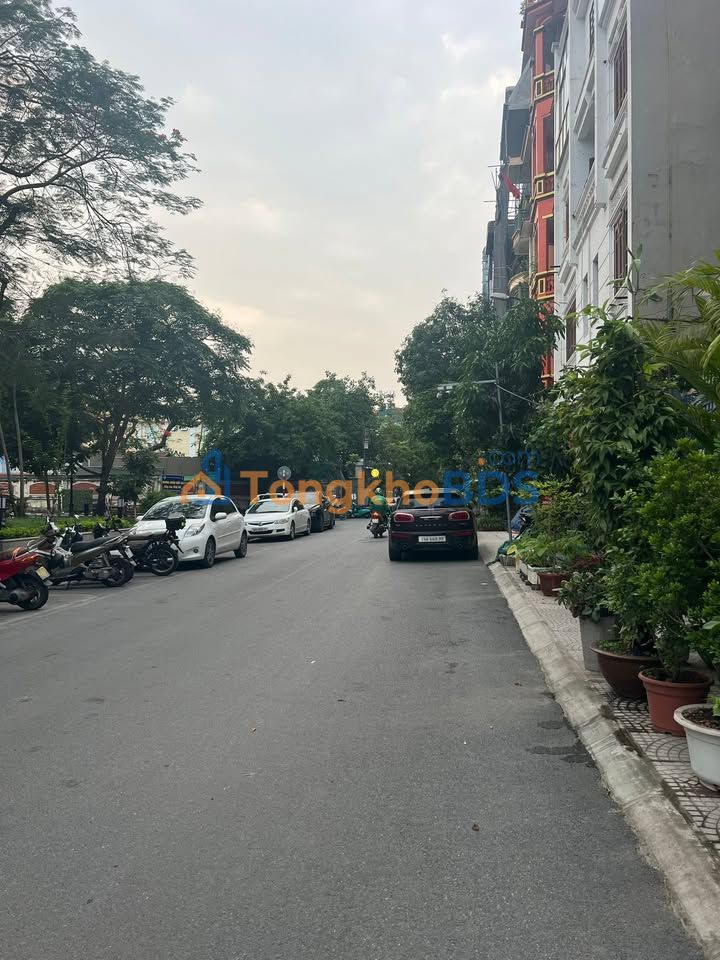 Nhà phố Hoàng Cầu 30m² kinh doanh sầm uất - Giá 8.78 tỷ